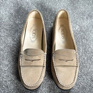 Tod's Tan Flats Moccasin-Style Loafers